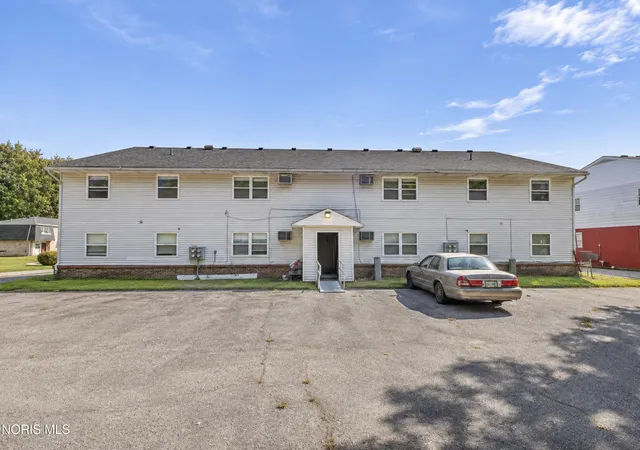 Photo 3 of Multi family home for sale at 1338 Brooke Park Dr, Toledo, OH 43612 | MLS# 10015225 | Listing updated on 2026-10-28