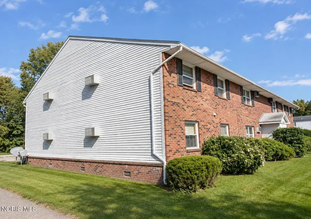 Photo 4 of House for sale at 1338 Brooke Park Dr, Toledo, OH 43612 | MLS# 10015225 | Listing updated on 2026-10-28