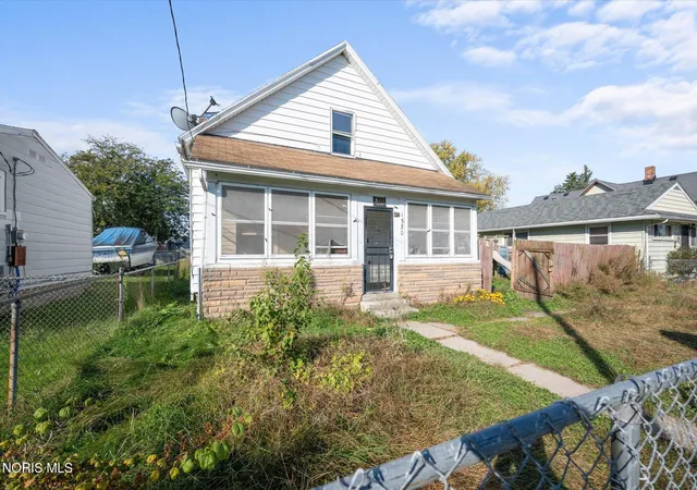 Photo 2 of Single family home for sale at 1530 Remington St, Toledo, OH 43605 | MLS# 10015216 | Listing updated on 2026-10-26
