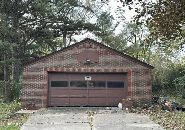 Photo 3 of Single family home for sale at 6055 Hill Ave, Toledo, OH 43615 | MLS# 10015269 | Listing updated on 2026-10-27
