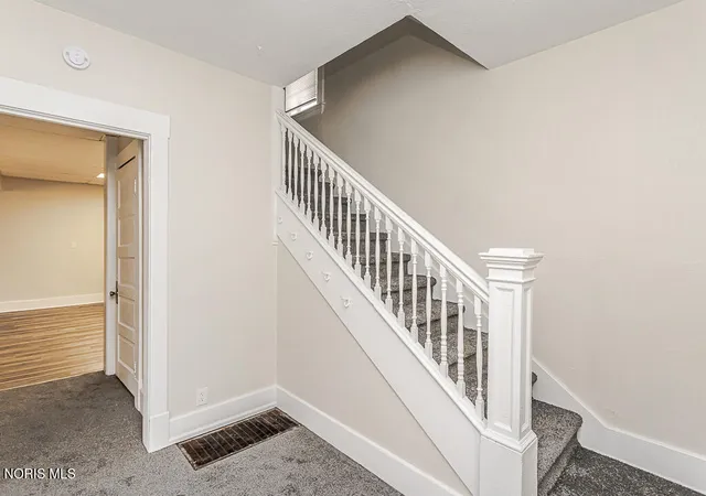 Photo 3 of Single family home for sale at 815 Dunwood Ct, Toledo, OH 43609 | MLS# 10015285 | Listing updated on 2026-10-28