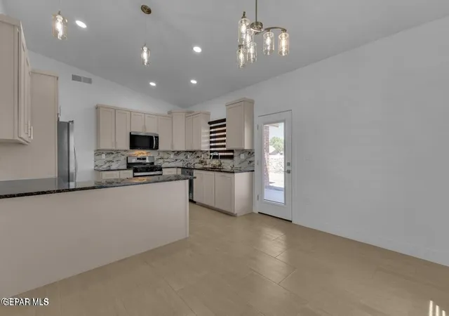 Photo 4 of Single family home for sale at 633 Oak Ridge Ct, Fabens, TX 79838 | MLS# 950399 | Listing updated on 2026-09-01