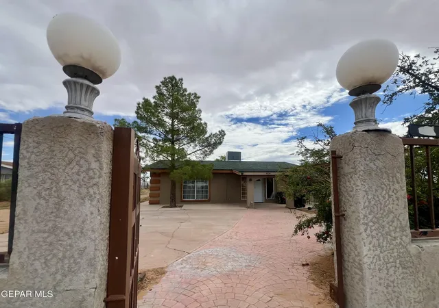 Photo 2 of Single family home for sale at 4300 Suwannee St, El Paso, TX 79938 | MLS# 950732 | Listing updated on 2026-09-19