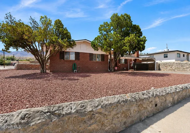 Photo 3 of Sale Pending at 8713 Echo St, El Paso, TX 79904 | MLS# 950609 | Listing updated on 2026-09-16