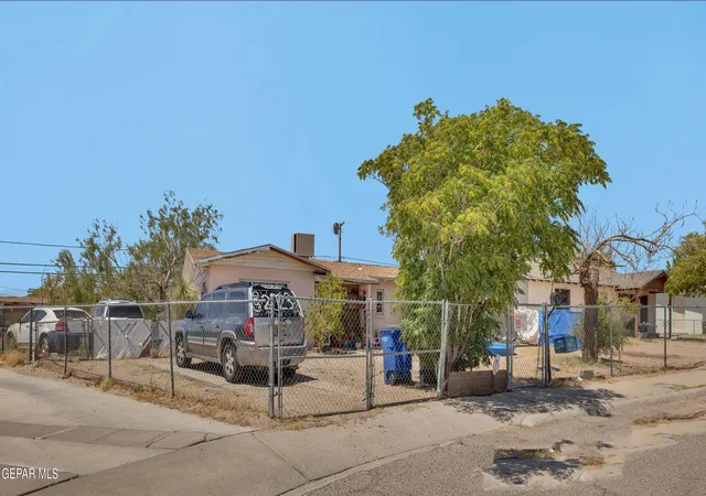 Photo 3 of Single family home for sale at 983 Stanley St, El Paso, TX 79907 | MLS# 950656 | Listing updated on 2026-09-17