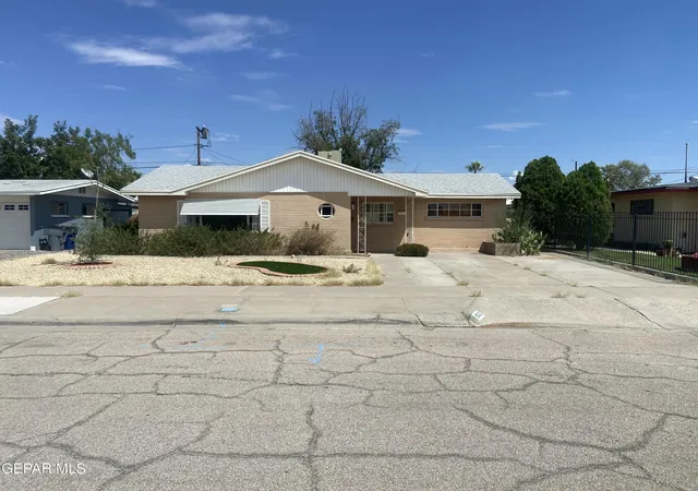 Single family home for sale at 1512 Meadowview Dr, El Paso, TX 79925 | MLS# 950619