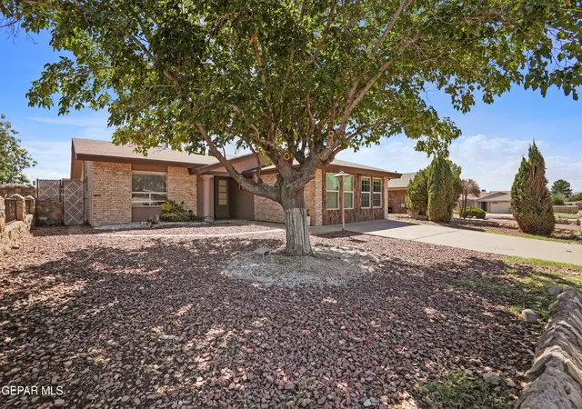 Photo 2 of Single family home for sale at 10422 Birthstone Dr, El Paso, TX 79925 | MLS# 951665 | Listing updated on 2026-10-26
