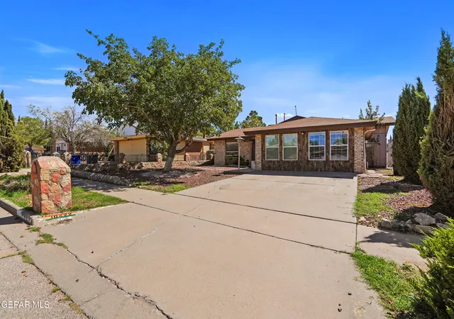 Photo 3 of Single family home for sale at 10422 Birthstone Dr, El Paso, TX 79925 | MLS# 951665 | Listing updated on 2026-10-26