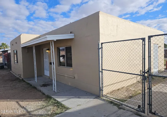 Photo 2 of Sale Pending at 8520 Diana Dr, El Paso, TX 79904 | MLS# 951063 | Listing updated on 2026-09-24