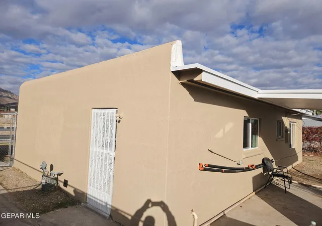 Photo 3 of Sale Pending at 8520 Diana Dr, El Paso, TX 79904 | MLS# 951063 | Listing updated on 2026-09-24