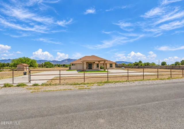 Photo 2 of Sale Pending at 730 Strawberry Cir, El Paso, TX 79932 | MLS# 951204 | Listing updated on 2026-09-16