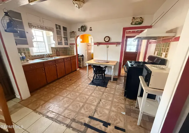 Photo 2 of Sale Pending at 1128 E California Ave, El Paso, TX 79902 | MLS# 951361 | Listing updated on 2026-10-08