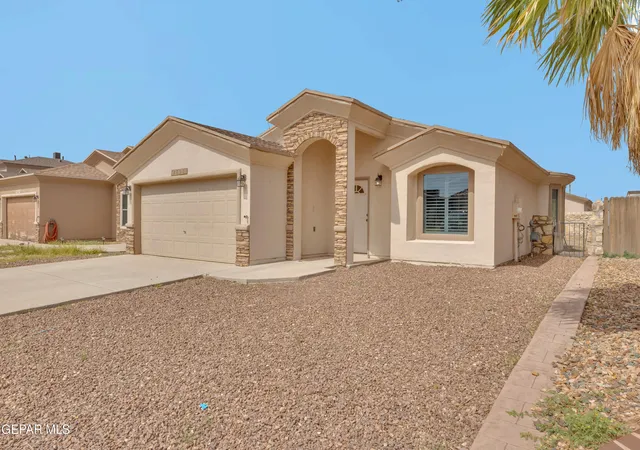Photo 3 of Sale Pending at 3833 Loma Brisa Dr, El Paso, TX 79938 | MLS# 951381 | Listing updated on 2026-10-27