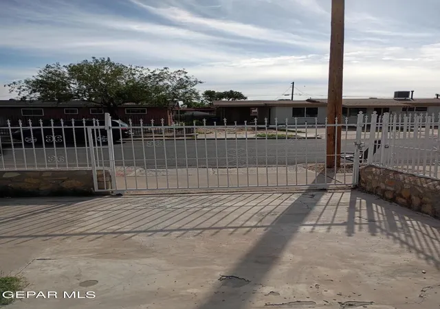 Photo 3 of Single family home for sale at 401 Feliz Pl, El Paso, TX 79905 | MLS# 951683 | Listing updated on 2026-10-06