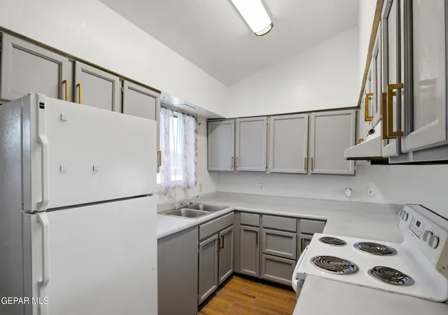 Photo 2 of House for sale at 3551 E Glen Dr, El Paso, TX 79936 | MLS# 952728 | Listing updated on 2026-10-23