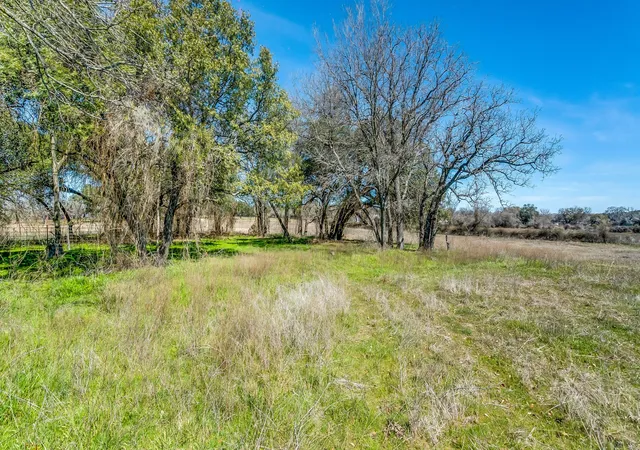 Photo 4 of Sale Pending at 1001 Lambert Ct, Weatherford, TX 76088 | MLS# 20541126 | Listing updated on 2026-10-05