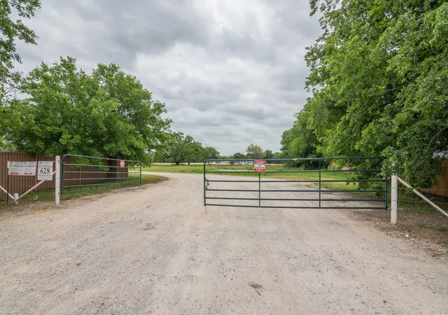 Photo 1 of Land for sale at 622 Mansfield Rd, Cleburne, TX 76031 | MLS# 20615263 | Listing updated on 2026-09-14