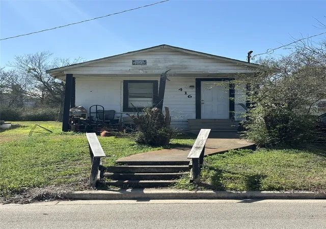 Photo 1 of Single family home for sale at 416 N 5th St, Corsicana, TX 75110 | MLS# 20870574 | Listing updated on 2026-09-11