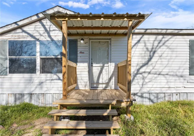Photo 2 of Manufactured home for sale at 1615 Crockett St, Waco, TX 76705 | MLS# 228508 | Listing updated on 2026-09-08