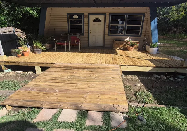 Photo 3 of Single family home for sale at 1015 Comanche Cove Dr, Granbury, TX 76048 | MLS# 20886862 | Listing updated on 2026-09-11