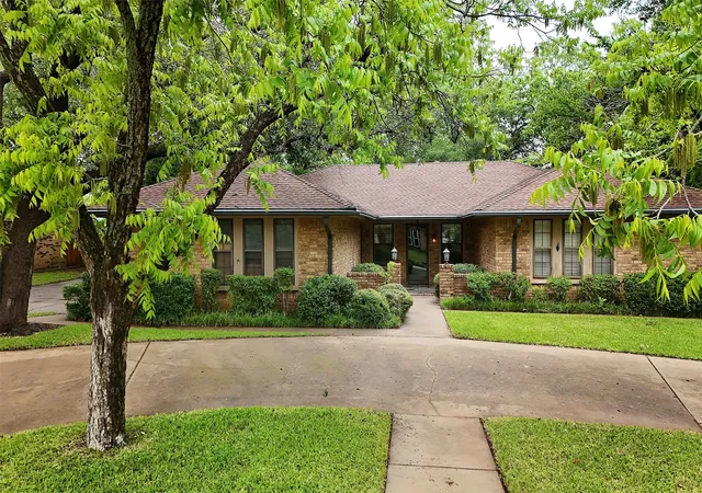 Photo 1 of Single family home for sale at 1305 Cliff Dr, Graham, TX 76450 | MLS# 20899486 | Listing updated on 2026-10-06