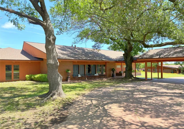 Photo 3 of Single family home for sale at 905 Bennett Dr, Bowie, TX 76230 | MLS# 20955186 | Listing updated on 2026-07-29