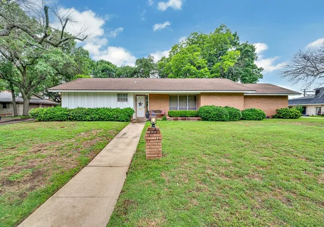 Photo 1 of Single family home for sale at 2832 Wooded Acres Dr, Waco, TX 76710 | MLS# 20955340 | Listing updated on 2026-09-14