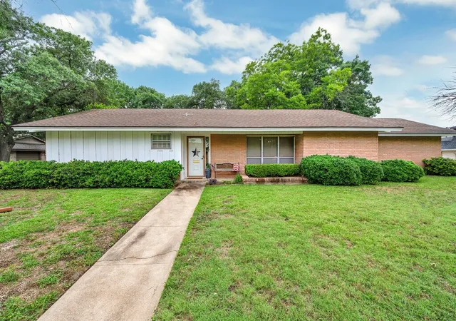 Photo 2 of Single family home for sale at 2832 Wooded Acres Dr, Waco, TX 76710 | MLS# 20955340 | Listing updated on 2026-09-14