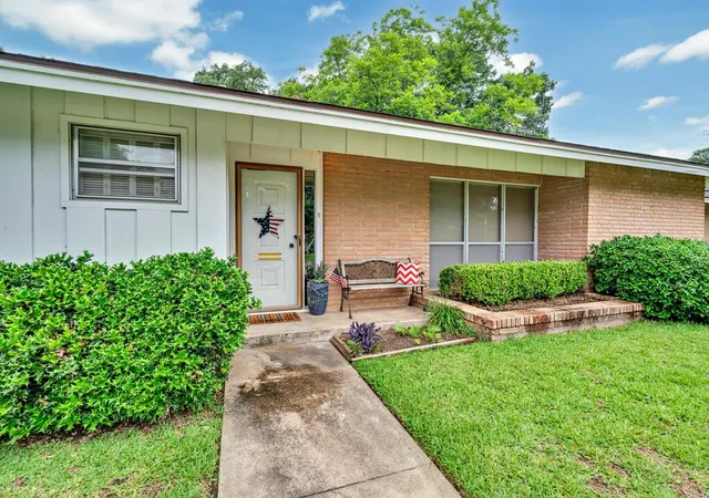 Photo 3 of Single family home for sale at 2832 Wooded Acres Dr, Waco, TX 76710 | MLS# 20955340 | Listing updated on 2026-09-14