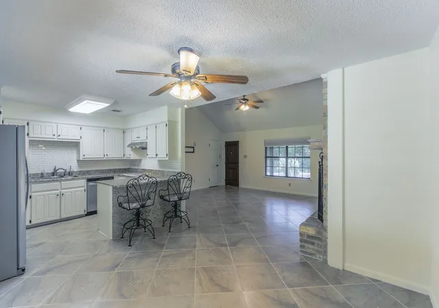 Photo 4 of Sale Pending at 14007 Harbor Dr, Woodway, TX 76712 | MLS# 20906458 | Listing updated on 2026-09-09