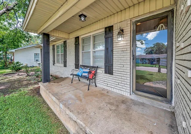 Photo 2 of Single family home for sale at 145 Darden Dr, Robinson, TX 76706 | MLS# 20993839 | Listing updated on 2026-09-06