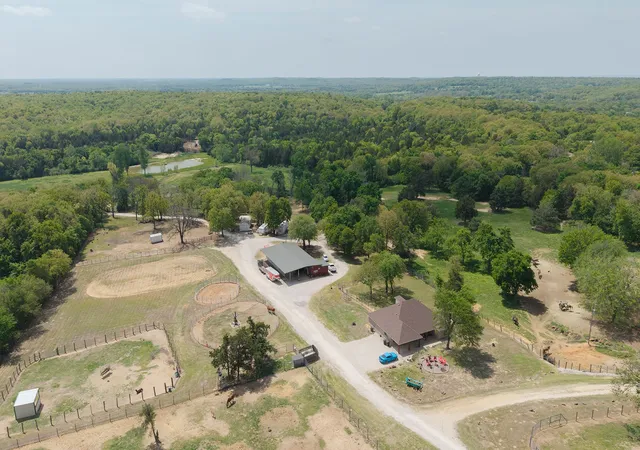 Photo 4 of House for sale at 8016 E Us Hwy 82, Gainesville, TX 76240 | MLS# 20941405 | Listing updated on 2026-09-21
