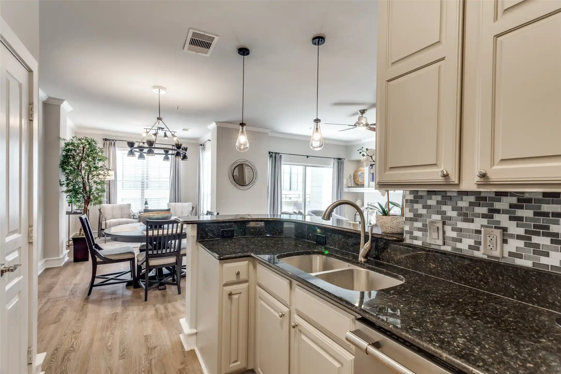 Listing Photo 1 - Condo for sale in 3320 Camp Bowie Blvd located at 3320 Camp Bowie Blvd, Fort Worth, TX 76107 - Unit #1201