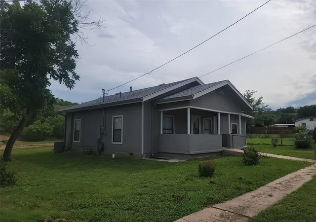 Photo 2 of Single family home for sale at 1009 W Mesquite St, Coleman, TX 76834 | MLS# 21000553 | Listing updated on 2026-09-23
