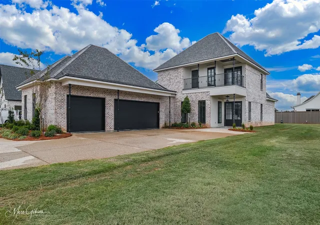 Photo 3 of Single family home for sale at 305 Nightfall Ct, Bossier City, LA 71111 | MLS# 21008314 | Listing updated on 2026-09-10