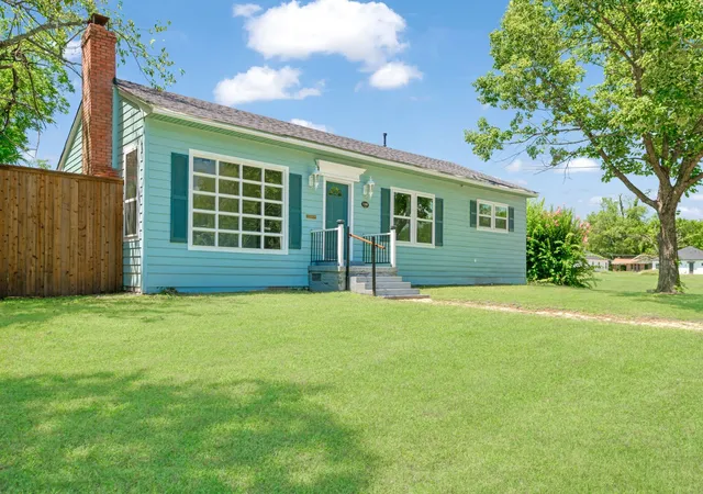 Photo 2 of Single family home for sale at 1100 Pine Bluff, Paris, TX 75460 | MLS# 21007926 | Listing updated on 2026-07-30