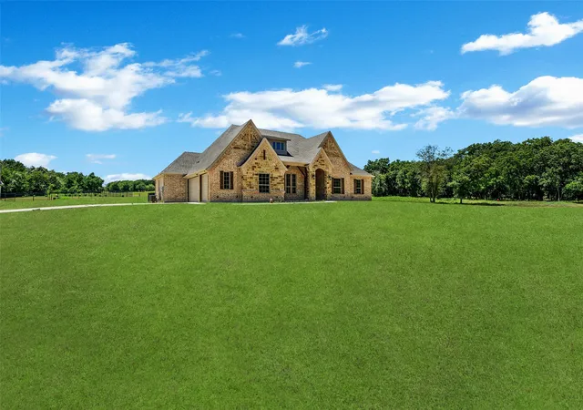 Photo 2 of Single family home for sale at 150 Top Flight Dr, Weatherford, TX 76087 | MLS# 21012840 | Listing updated on 2026-09-12