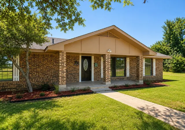 Photo 2 of Single family home for sale at 150 Sandlin Ct, Springtown, TX 76082 | MLS# 21020807 | Listing updated on 2026-10-06