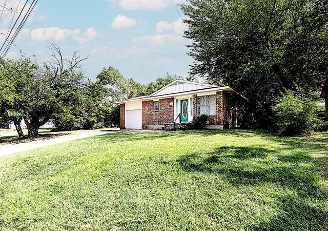 Photo 3 of Single family home for sale at 421 E Wilbarger St, Bowie, TX 76230 | MLS# 21031187 | Listing updated on 2026-07-31