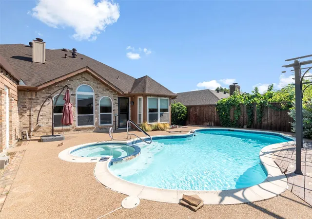 Photo 1 of Single family home for sale at 622 Meadowcrest Dr, Lewisville, TX 75077 | MLS# 21038281 | Listing updated on 2026-09-07