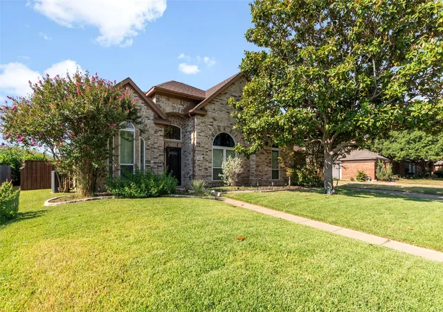 Photo 2 of Single family home for sale at 622 Meadowcrest Dr, Lewisville, TX 75077 | MLS# 21038281 | Listing updated on 2026-09-07