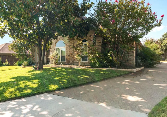 Photo 3 of Single family home for sale at 622 Meadowcrest Dr, Lewisville, TX 75077 | MLS# 21038281 | Listing updated on 2026-09-07