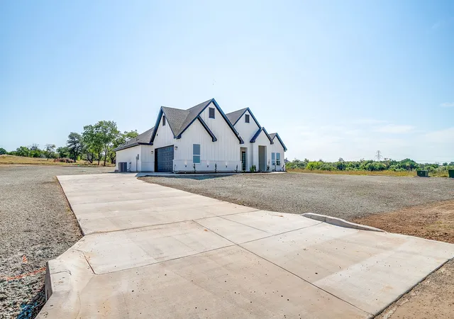 Photo 4 of Single family home for sale at 240 Latigo Way, Weatherford, TX 76088 | MLS# 21032037 | Listing updated on 2026-09-10