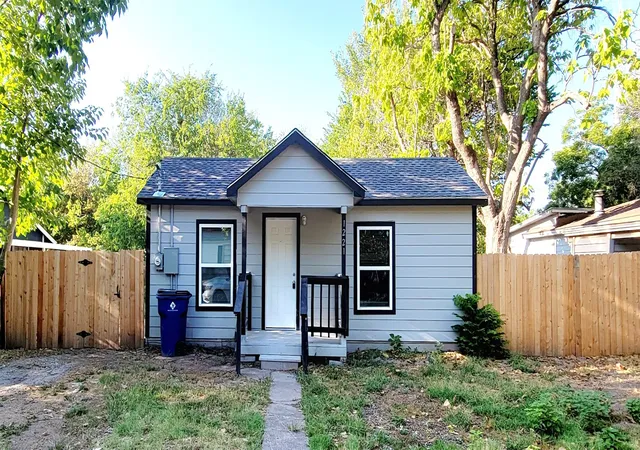 Photo 4 of Multi family home for sale at 2813 Sayle St, Greenville, TX 75401 | MLS# 21042853 | Listing updated on 2026-09-09