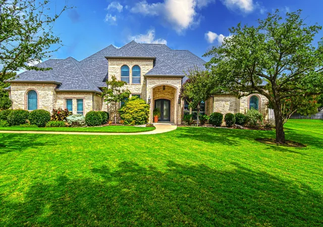 Photo 3 of Sale Pending at 8271 Glenwick Dr, Waxahachie, TX 75167 | MLS# 21040496 | Listing updated on 2026-09-25
