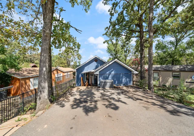 Photo 2 of Single family home for sale at 151 Sun Down Trl, Mabank, TX 75156 | MLS# 21051980 | Listing updated on 2026-09-09