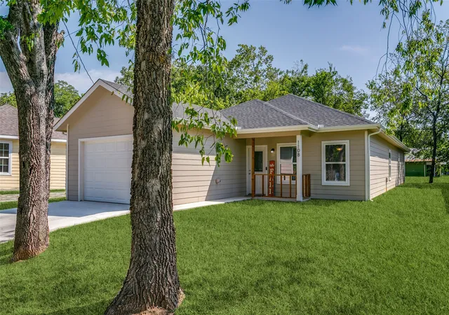 Photo 1 of Single family home for sale at 1108 S Morris St, Gainesville, TX 76240 | MLS# 21054491 | Listing updated on 2026-07-30