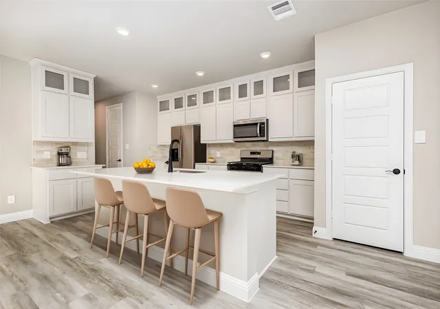 Photo 3 of Sale Pending at 7221 Bayhill Ln, Rowlett, TX 75088 | MLS# 21064519 | Listing updated on 2026-09-28