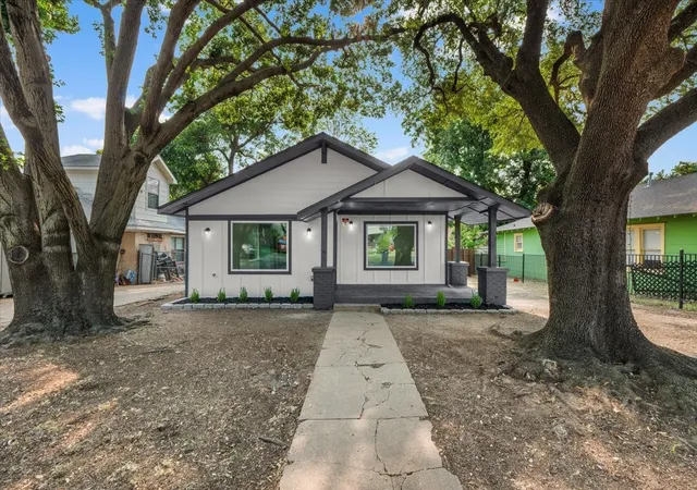 Photo 1 of Single family home for sale at 818 Hollywood Ave, Dallas, TX 75208 | MLS# 21071194 | Listing updated on 2026-09-09