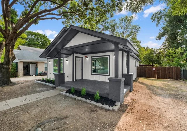 Photo 2 of Single family home for sale at 818 Hollywood Ave, Dallas, TX 75208 | MLS# 21071194 | Listing updated on 2026-09-09